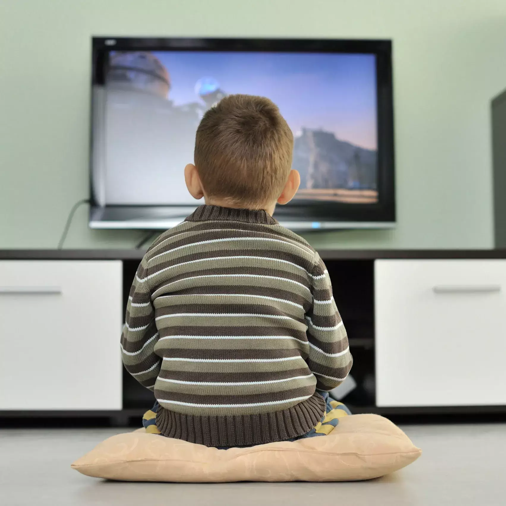 Jeune face à une TV