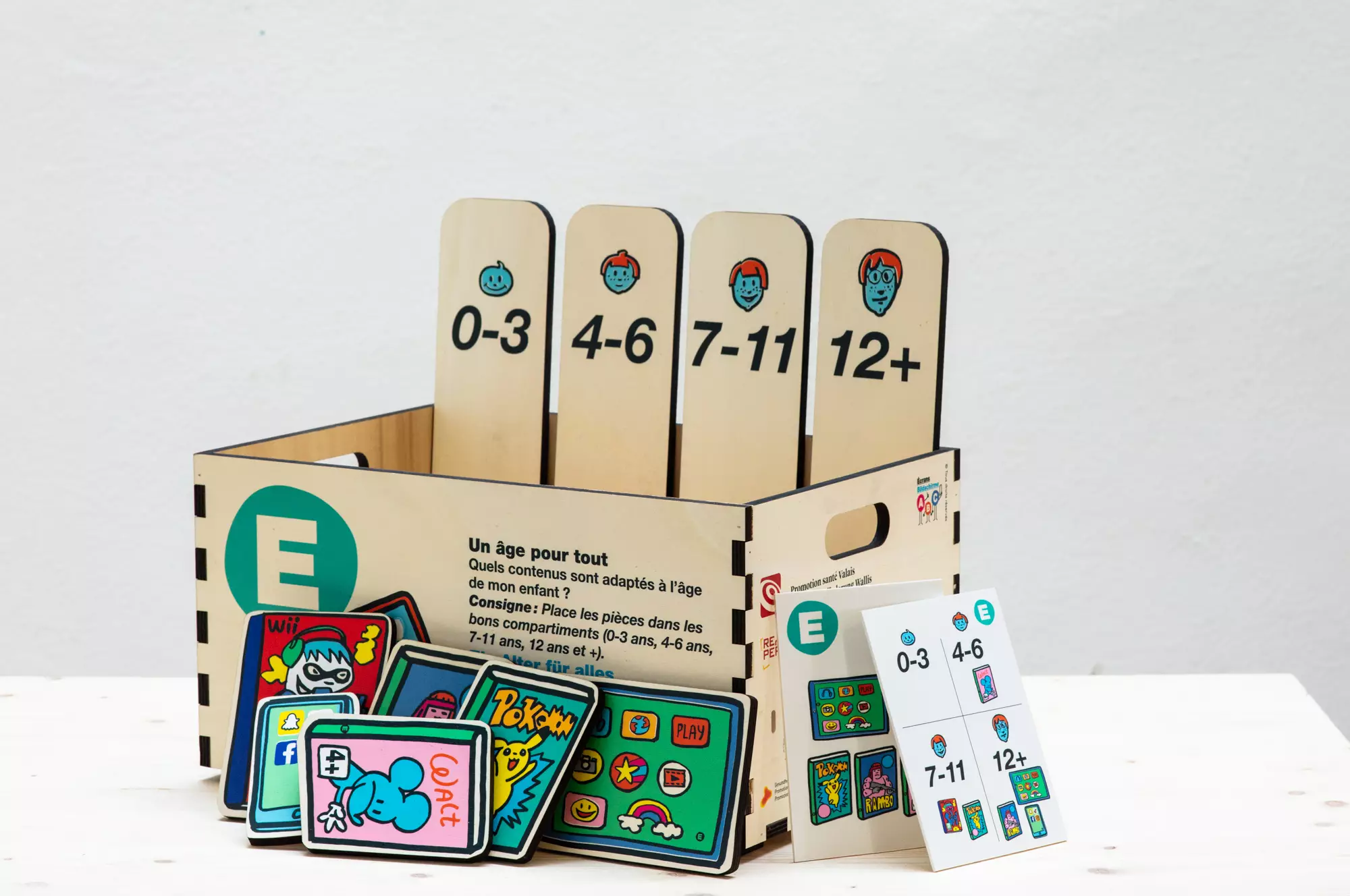 Caisse en bois avec différents éléments à trier